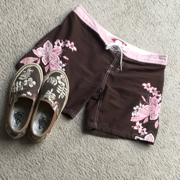 O'Neill Pants - O’NEILL/BROWNwPINK EMBROIDERED FLOWERS & TRIM BOARD SHORTS
